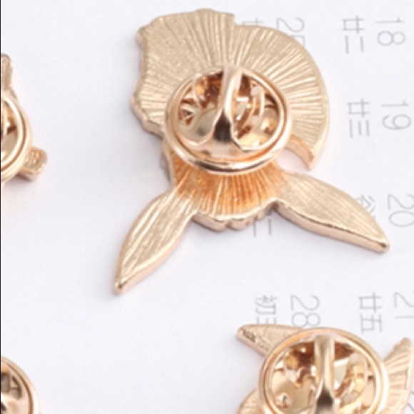 🎁 Bundle 3 for $30 🎁 NEW Girl Boss Ribbon Banner Enamel Pins Brooch - Picture 2 of 2